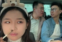 网红公司沉浸式化妆吃瓜,化妆与吃瓜的跨界盛宴